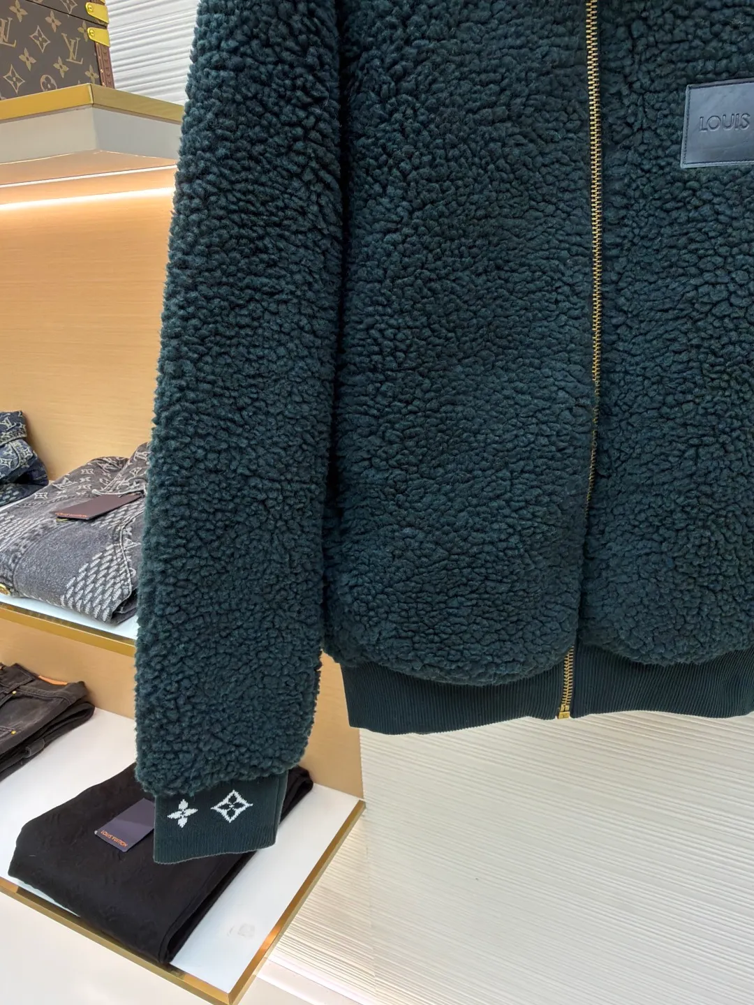 LOUIS VUITTON Teddy sheep wool blended suede tunic jacket ●Authentic product: Purchased and developed by 15881 ●Item number: 1681095-B70 ●Fabric: Lamb wool fabric ●Technology: Positioned cutting machine ●Version: Fitted version ●Weight: about 845 grams ●Size: S-M-L-XL ●Description: Made of high-quality lamb wool fabric, the fluff is fine and soft, rich to the touch, the fluff is tight and even, not easy to shed, ensuring the quality and durability of the jacket; the collar adopts a stand-up collar design, which has been treated with special technology to be stiff and stylish, which can protect the neck from cold wind; the brand on the zipper head The logo is exquisite and compact, adding to the beauty of the details; the brand leather patch on the left chest is made of high-quality material, and the embossed brand logo is clear and three-dimensional, with full texture, which enhances the recognition and high-end sense of the jacket; during the sewing process, the stitches are fine and even, especially the splicing of the lamb wool fabric, which is smooth and firm. The overall wiring is straight and delicate, the fabric is comfortable and soft, and the color is consistent without color difference. It can be matched with the same style to create a fashionable look and control various occasions. Customized accessories, complete with three standards, same style for men and women!